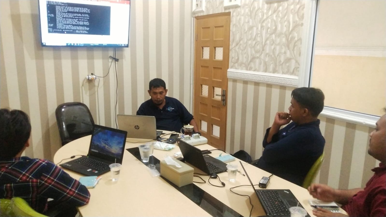 Peserta inhouse training ITKomputer sedang mengikuti pelatihan di kantor